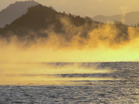 朝日に燃える海霧
